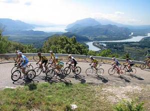 Tour de l'Ain 2009: montée du Grand Colombier avec Lac du Bourget en arrière plan